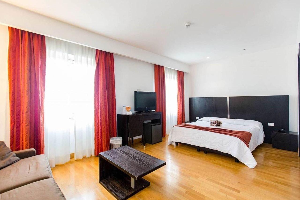 Lh Hotel Excel Roma Montemario Bagian luar foto