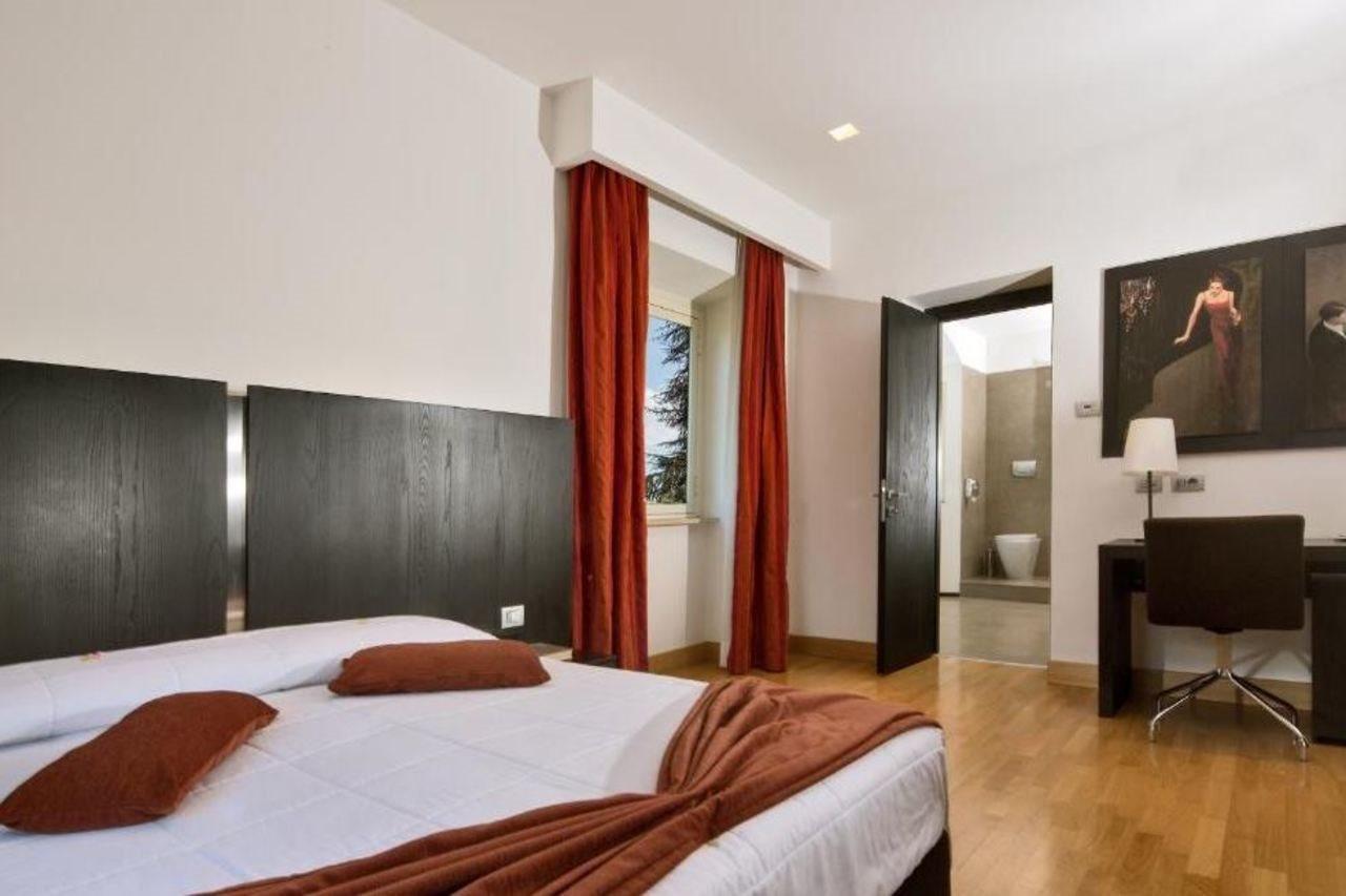 Lh Hotel Excel Roma Montemario Bagian luar foto