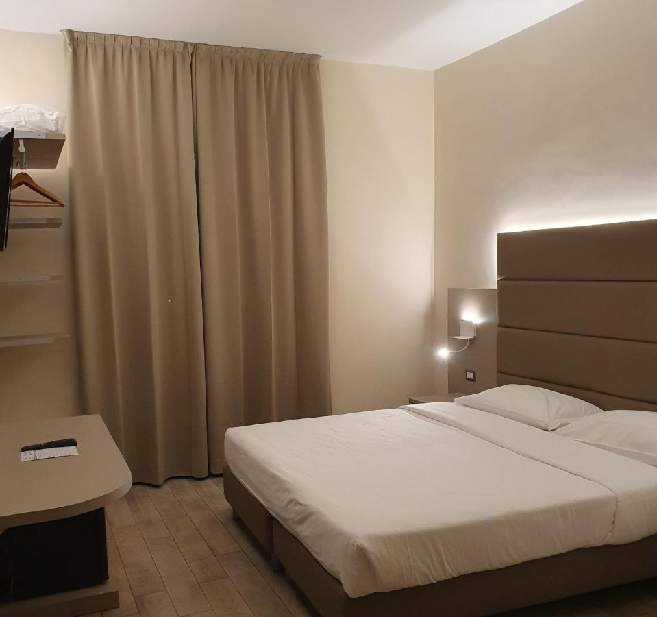 Lh Hotel Excel Roma Montemario Bagian luar foto