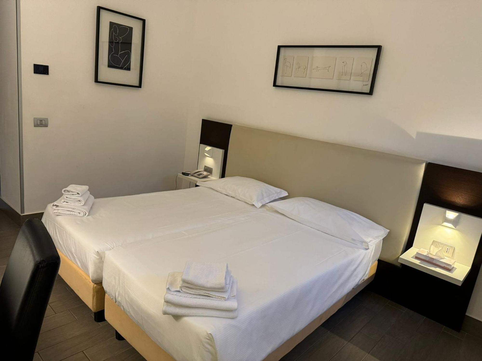 Lh Hotel Excel Roma Montemario Bagian luar foto