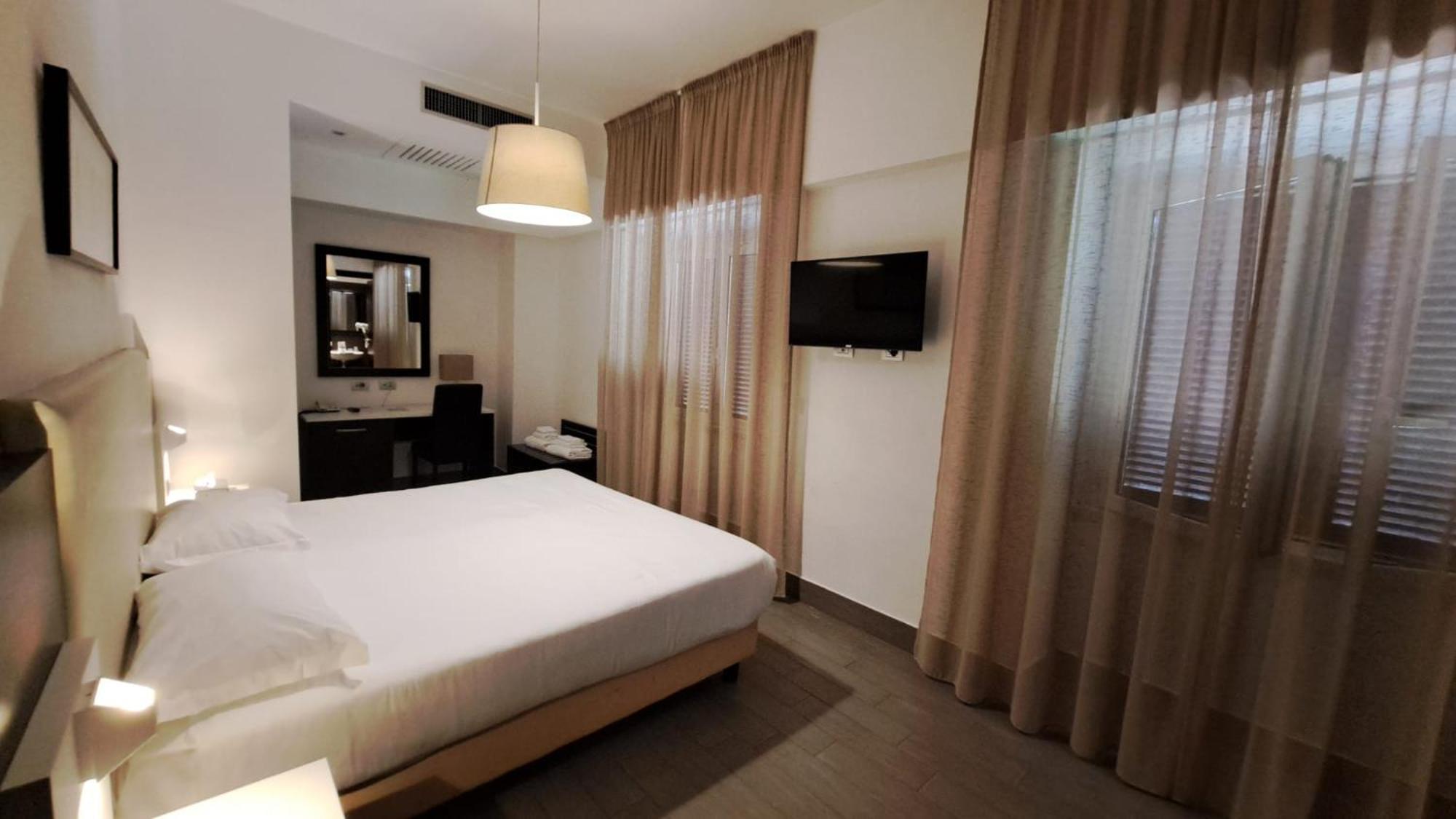 Lh Hotel Excel Roma Montemario Bagian luar foto